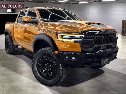 2027款会推出7.0霸王龙以及混动版本 让我们先来预览一下即将于2026年或2027年推出的Ram 1500 TRX。一年多前,Ram的广告主管就确认了另一款高马力皮卡即将上市。它肯定比RAM 1500 RHO更强,甚至可能被称为TRX。我们预计TRX将提供三种动力系统,例如基于RHO 3.0升双涡轮增压直列六缸发动机的插电式混合动力系统,最高功率可达800马力;Redeye 6.2升HEMI V8发动机,最高功率可达797马力;甚至还有来自Mopar零部件部门的7.0升Hellephant V8发动机。至于设计方面,在等待正式发布日期的同时,我们已经展示了2026年或2027年Ram TRX的可能外观。如果您喜欢TRX,请告诉我们您认为TRX应该采用哪种动力系统。