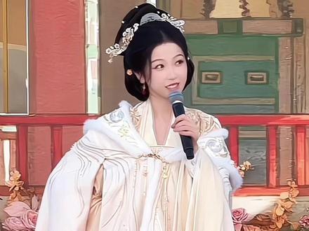 “好吃的你们不都知道了嘛~”是不是只有双鱼妹get到了😍#虞书欣 #何与 #双轨 #磕糖 #云初