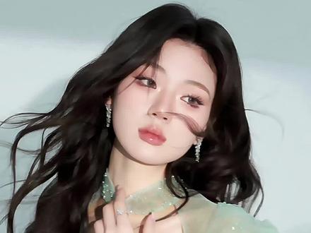 当一些歌手靠翻唱,站在别人肩膀上走红。可在潮水退去后,真正能留在岸上的,永远是那些敬畏原创的人。
#版权 #汪苏泷 #李荣浩 #华晨宇 #邓紫棋