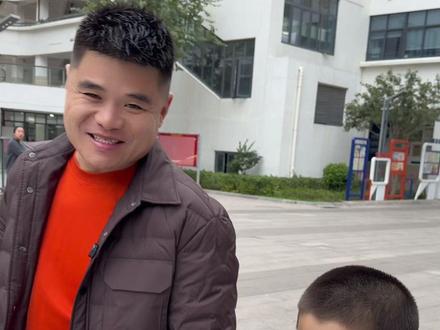 今天初九,送孩子去上学。 大年初九,我这个三儿子就开学了,我起个大早去送他上学。现在的小孩子开学怎么这么早,我记得我们之前上学的时候都是过了元宵节,正月十六才开学。你们的孩子都开学了吗?#孩子教育 #开学季 #记录真实生活 #Neirk#尼尔客