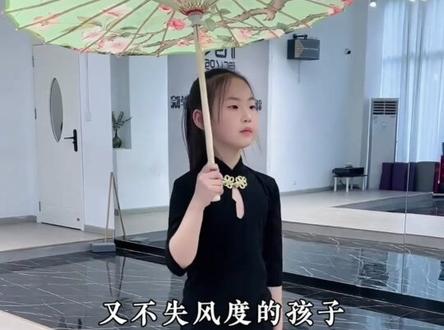 原来豪门之间的教养也是有差距的,同样是千亿豪门的接班人,下意识的动作暴露真实人品。#霍启刚 #何猷君 #礼仪 #教育