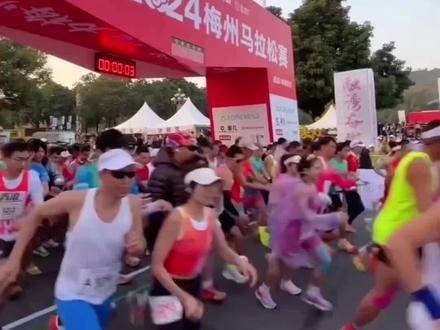 2025梅州马拉松:3D地图动态演示!2025梅州马拉松将于12月28日隆重开跑。赛事以“世界客都•长寿梅州”为主题,赛道将串联起梅州独特的自然与人文景观,跑者可在奔跑中领略客家围龙屋的古韵、品味“金柚之乡”的芬芳,感受“文化之乡”的深厚底蕴。赛事组织将融入客家特色补给与加油助威,充分展现梅州人民的热情好客。
梅县人民广场(起点)一府前大道一公园北路一剑英大道一〉剑英大道北一车上路一沿江南路一梅州大桥一沿江西路一沿江东路一梅水路一广州大桥一芹洋东路-S223梅州公路一黄坑隧道—>S223梅州公路一梅子坝大桥->S223梅州公路(集雅阁折返)一芹洋东路一芹洋西路-学海路一院士广场(终点)
#梅州马拉松 #梅马 #2025梅州马拉松 #梅州马拉松路线图#梅州马拉松3D演示