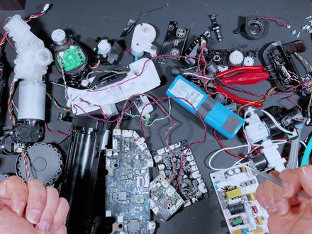 不是它想做4S,而是它不得不做!友望T300扫地机器人拆解 不是它想做4S,而是它不得不做!友望T300扫地机器人内部真相公开!
友望T300,这台被称作“会保养、真放养”的扫地机器人,并不靠口号取胜,而是选择了一条更复杂、更昂贵也更冒险的路线。
当清洁被设计成流程,当机器人变成系统,厂商就必须对复杂度负责。
4S保养服务的出现,不是营销,而是结构注定的结果——因为这台机器的自动化程度太高,维护门槛也随之升高。
在这期视频里,我们通过前面实测与这次工程解析,看清友望T300的真实逻辑:它能做到的,远超一般扫地机;它承担的,也远不止清扫任务。硬件、理念、服务,这次都摊开讲——真相在视频里。
喜欢咱们这种硬核测拆视频内容的,记得一键三连点赞关注投币走起来,你们的支持就是咱们更新的动力!#友望 #扫地机器人 #拆解 #电子电路 #友望洗地机器人