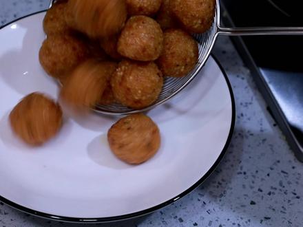 春节期间安徽人家中会做很多糯米丸子、外酥里糯、可蒸可煮真香 #糯米丸子