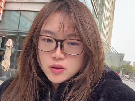 不知不觉实时金价跌破1000了 😟
坚持不看好大A