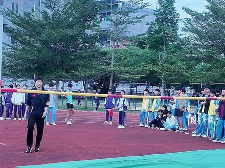 校运会上,高三男生自创跳高姿势,拿下第一名。@知情深浅