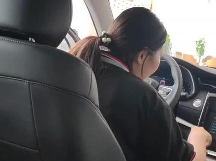 语音操作,打开全景天窗、打开车窗、打开音乐、下一曲……