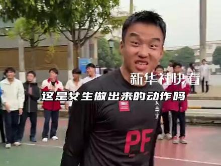 女生一招“神龙摆尾”球技震撼全场!球场上走位丝滑,技巧拉满!