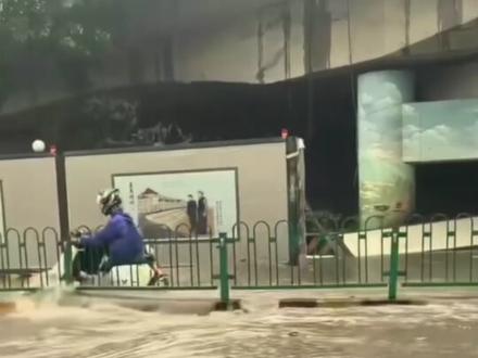 福建雷暴大风短时强降水紧急提醒,从中央气象台下午3点的雷达回波可以看到,有强对流云团正组团奔往福建!预计未来六个小时,福建三明、南平、宁德、福州一带将有雷暴天气!上述地区大部会有阵雨或雷阵雨,但局部会出现短时暴雨!提醒上述地区的朋友注意安全!降雨过后,福建高温天气有所缓解#福建天气#福州暴雨#雷暴大风或冰雹等强对流天气#宁德暴雨#福建高温预警
