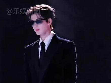 为何张凌赫走秀要戴个墨镜?本以为是特意耍帅,一则俯视镜头流出,屏幕外都感觉眼睛要闪瞎了#今日明星大事件 #张凌赫 #毛晓慧 #谢霆锋 #张凌赫走秀