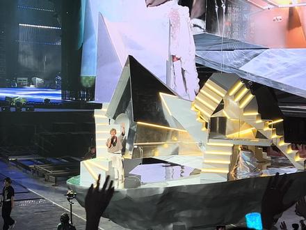 她……坐着花车来了 #孙燕姿苏州演唱会 #孙燕姿花车
这一次看台前排赢麻了!我拍摄的位置是122区一层6排5号。