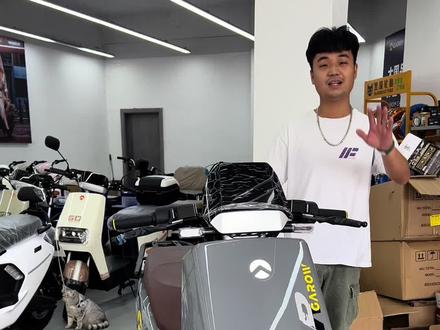 #包你满意的电动车 #全新电摩 金箭金刚750puls26版
-动力系统:搭载2500W电机,峰值功率可达2500W,控制器为70安,最高时速可达95km/h。
-刹车系统:采用四活塞大辐射碟刹,对置缸碟刹,配备CBS联动刹车系统和TCS牵引力控制系统。
-轮胎轮毂:前后配备12寸轮毂,90/90-12的朝阳半热熔轮胎。
-减震系统:31芯液压前减震,五档可调节后减震。
-智能系统:搭载4G中控,配备金箭Smart系统,支持NFC卡片解锁,坐垫感应,APP手机蓝牙,仪表可播放蓝牙音乐,时间显示,EBS能量回收,陡坡缓降,氮气加速等功能!
配备LED大灯💡有双闪,倒车,坐垫长度75cm、坐桶35L