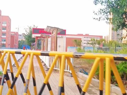 临清市第一中学初中部课堂教学管理制度
一、室内课堂教学
1、按时上下课,做到不迟到,不早退,不中途离开,不拖堂。如不按时到岗、提前下课以及上课时教师无故离开教室而造成学生伤害事故的教师负全部责任。在课堂教学中,任课教师要落实点名制度,对缺席的同学要查明原因,并及时向班主任老师通报,安全工作实行任课教师包课堂的责任制和责任追究制。2、严格执行教学计划,坚持按课表上课,未经教务处同意,不准私自调整课表。个人之间临时调课时,要明确落实课时及安排,并报予教务处登记,否则出现教学事故时按课表归咎责任人。3、循循善诱,不讽刺挖苦学生,不体罚和变相体罚学生,尊重学生人格。发现学生不良思想倾向和不良心理情绪要及时教育并告知班主任与家长。
4、到专用教室上课,要求学生排队前往。所有室内教学一定要前后门畅通,确保学生紧急疏散便利。如遇突发灾害或侵害,上课老师是学生的第一保护人。要敢于为保护学生的安全献出一切。
5、上实验课的教师及实验员要组织好学生实验,保证实验课的安全。
(1)上课教师要严格按教材要求做好实验准备,对所用药品、器材要在课前检查并进行预做,确保药品器材安全有效。不得让过期变质及存在安全隐患的器材药品进入课堂。
(2)上课教师要认真组织实验课的教学工作,必须做到:课前教师对要做的实验的整个过程能熟练操作;对存在一定安全问题的实验,教师上课时一定先讲实验要点和安全注意事项以及处理安全事故的必要知识;并对重要操作进行必要的示范和演示;实验的整个过程进行认真指导和全面监控,确保学生安全。
(3)所有学生必须严格遵守实验室管理制度及操作规程,严格遵守操作规程及实验步骤,不懂就问,有问题及时向老师汇报。#校园纪律 #升学指导 #小升初