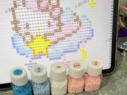 视频同款拼豆点小黄车查看#拼豆 #拼豆教程 #拼豆日常 #拼豆豆拼图玩具提高孩子益智力 #解压玩具