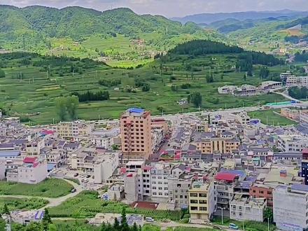 以勒镇位于云南省昭通市镇雄县,也是镇雄发展最好的一个乡镇,在镇雄东北部,国土面积170.32平方公里。#云南的天空不需要滤镜 #美丽乡村 #抖音小助手 #手机摄影