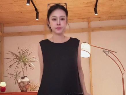 球球推荐!头像裙日系亚麻连衣裙 早春快来抢这件日系亚麻裙,慵懒又高级,美到没有朋友,手工捏褶加木耳边设计,有层次显瘦又百搭,喜欢快来抢!#连衣裙 #早春连衣裙 #日系连衣裙 #开春穿搭思路#早春穿搭