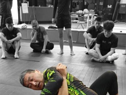 柔术教学 半防过腿细节,所有重心身体往下。#成杰格斗 #建身 #MMA #零基础学格斗 #防身
