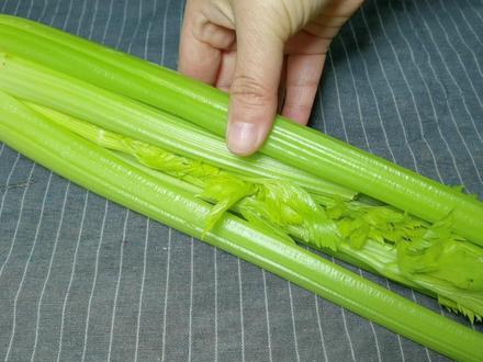 炒芹菜记住不要焯水和直接炒,教你技巧,脆嫩入味不塞牙,真好吃 #炒芹菜 #生活小技巧 #美食 #家常美食