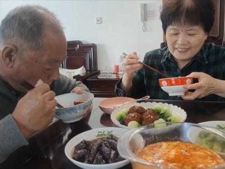 接上一个视频,继续分享半成品狮子头,烧熟入味后更好吃的全过程