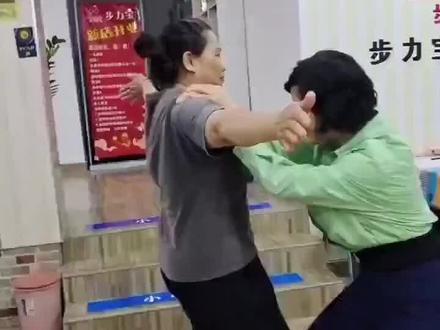 爱多步、步力宝鞋底中间的芯片有哪些作用:
一、生物波芯片(核心)
- 同频共振:每秒约500次微震荡,与人体细胞同频,帮助血管壁“污垢”脱落、随代谢排出。
- 穴位刺激:对应足底反射区,配合生物电脉冲,疏通经络、缓解疲劳。
- 改善循环:作用深度可达皮下5–8厘米,打通微循环,改善手脚冰凉、腿脚麻木。
二、磁振芯片(辅助)
- 模拟地磁:释放0.58高斯磁场,模仿巴马地磁环境,促进气血运行。
- 细胞激活:让细胞进入高能状态,提升代谢与再生能力。
- 机能提升:辅助增强平衡力、爆发力、耐力。
三、整体作用
走路时,生物波+磁振+生物电三重作用,实现:
- 疏通经络、缓解足部疲劳
- 加速血液循环、驱寒排湿
- 改善微循环、提升身体机能!