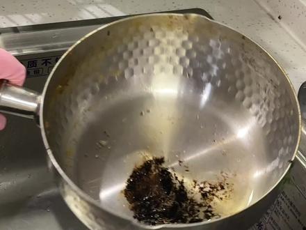 邪修!暴力美学驯服不锈钢锅!
话不多说 姐的干货没有一滴水分
谁还没烧黑过几口不锈钢锅
不锈钢锅虽难用,却实在耐造
今天分享不锈钢锅怎么恢复原厂设置,还有怎么能让不锈钢锅不粘不焦
好好学 记得交作业哦#刷锅神器 #厨房清洁 #刷锅 #锅的清洗 #厨房清洁