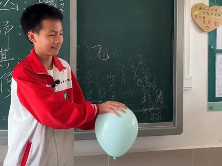 曾在毕业晚会上 表演“气球悬浮术”的男孩 居然还有这么多隐藏技能 来源:人民日报