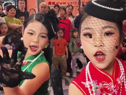 来啦!来啦!你们期待的第一视角终于来啦!告诉我,下次你们还想看她们穿什么样的衣服跳呢?#珠满摇 #鞠婧祎#露芜衣 #月鳞绮纪#现场拍摄 @童模桐桐 @是沛晨吖~~ @一哥&沐沐