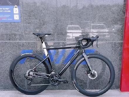 卷心菜都没ta卷
JAVA新出22速高配鱼雷六
在原车基础上加配碳纤维轮组
碳纤维一体隐藏式车把
价格仅仅只涨了1000
有了ta你就是真正的pro#骑行 #公路车 #爱生活爱骑行 #公路车 #骑帅不骑快