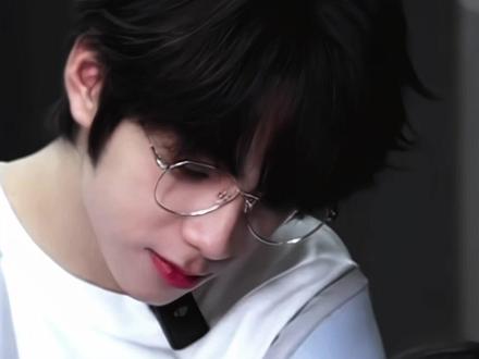 捏假发表情也这么温柔 犯规了吧 #王橹杰