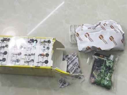 给你们听下弹簧 钛晶隐藏摇盒声音!布鲁可变形金刚积木车 C02 大隐藏!小朋友两盒抽到大隐藏!借他的欧气拍个视频!
#布鲁可积木车#布鲁可变形金刚