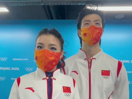 #王诗玥柳鑫宇晋级自由舞 # 东北话十级 英语也超流利!来听网课上出来的冰舞神仙搭档 ,这四年经历什么?(总台记者张闻、郭燕)