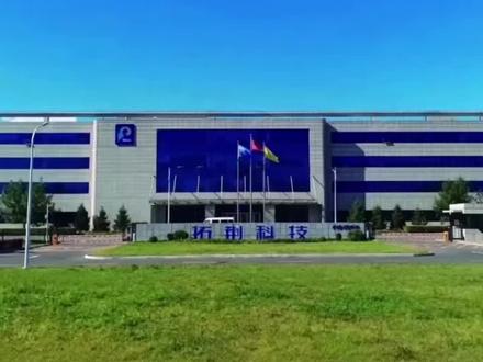 家人们,沈阳终于诞生了第一家市值突破2000亿的上市公司!
没错,就是做半导体设备的拓荆科技。很多人直接说“沈阳第一家两千亿民企”,注意啊——这个说法其实不准确。
拓荆科技国资背景很深,没有单一实际控制人,是典型的混合所有制企业。咱们沈阳老牌民企什么水平?桃李面包最巅峰的时候,市值也不到500亿。说白了,到现在为止,还没有纯民企能摸到2000亿的门槛。
但是!这不重要。重要的是—这家扎根沈阳浑南的硬核科创企业,靠国产半导体设备硬核突围,直接把东北科创市值的天花板拉高了一大截。不是纯民企又怎样?它一样是沈阳响当当的城市新名片!
沈阳崛起,科创先行。转发,让更多人看见沈阳力量!#拓荆科技 #沈阳先行 #国产芯片 #科技企业