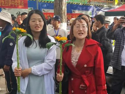 2024拉萨高考现场 网友:现在考场外都这么有仪式感吗#高考 #家长 #仪式感不能少 @幸福拉萨