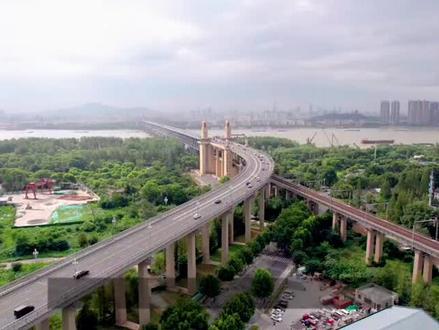 皖江城市带格局:芜湖铜陵跨江,安庆池州拥江
皖江城市带依托长江水道,形成“跨江联动、拥江共生”的差异化格局。芜湖、铜陵以区划突破打通两岸,安庆、池州凭江岸禀赋深耕特色,共筑长江经济带发展支点。
一、行政区划:跨江突破与拥江筑基
(一)芜湖、铜陵:跨江布局的关键一步
• 芜湖:2011年原无为县划归,实现从“沿江”到“跨江”的跨越;2020年撤并区县设湾沚区、繁昌区等,构建“江南主城+江北片区”结构,规划12条跨江通道,江北沈巷片区纳入经开区发展。
• 铜陵:2016年枞阳县划归,让城市从南岸延伸至北岸;2021年优化枞阳乡镇区划,形成“江南产业核心+江北拓展区”格局,G3长江公铁大桥加速两岸联通。
(二)安庆、池州:拥江发展的天然根基
• 安庆:市区锚定长江北岸,以江北为核心发展区,南岸邻池州东至县,借临港经济区强化沿江功能,与池州深化协同。
• 池州:地处长江南岸,85千米岸线覆盖贵池区、东至县,1988年恢复行署后奠定“南岸拥江”基础,与安庆隔江互补,属安池铜城市组群。
二、产业发展:跨江协同与拥江赋能
• 芜湖、铜陵:芜湖江南聚焦汽车(奇瑞)、家电,江北布局光伏(信义、隆基);铜陵做强铜基新材料(精达、铜冠),江北承接电子信息、汽车零部件,形成跨江产业链。
• 安庆、池州:安庆依托江北岸线发展石化、装备制造,联动池州搞生态旅游;池州守护九华山生态发展康养旅游,同时以非金属矿打造“非金属-新材料”千亿产业。
随着长三角一体化推进,皖江四市将持续释放长江优势,推动城市带高质量发展。#安庆 #芜湖 #池州 #铜陵