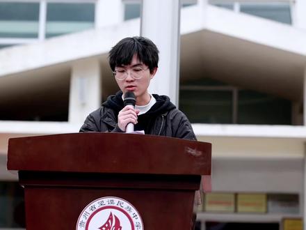 #以梦为马不负韶华 清华大学黄阿想同学以及东北农业大学祝嘉怡同学到我校给高三年级的同学们分享学习经验。#心有光芒必有远方 #我们要成为更好的自己