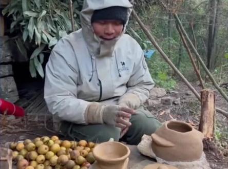 今天,七星山骆驼杯荒野求生挑战弟39天,54号选手老中医对频繁的体检提出质疑,一个月能抽血检查几次?网友惊呼老中医真头铁。
他说比赛的第34天体检抽血,第37天又抽复查,过几天又要抽血检查。还说,他们有些流程是错的。主播赶紧说,我们要相信节目组,要相信专业的白大褂团队,我只能去反映。
老中医的岁数应该是这些选手中岁数最大的。平时他总是带一个帽子,下巴上有一撮花白的胡须。有一次,他把帽子摘下来,里面的头发都是白的。
老中医是荒野制陶第一人,还制作了很多背篓和挎包,工具很多。他觉得自己实力很强,精神也很好。但是频繁的体检抽血,让他心态有点变化,他很担心自己因为体检进不了决赛,怕抽血过多影响到比赛。
其实关于体检抽血这个问题应该不少选手都有疑惑,但只有老中医提出来了,看得出来老中医是一个很正直的人。
节目组安排体检也是为选手负责。但是一个月体检能抽几次血,大家有没有懂的,谁能给老中医一个答复?
#七星荒野求生#社会热点 #百姓关注 #上热门🔥