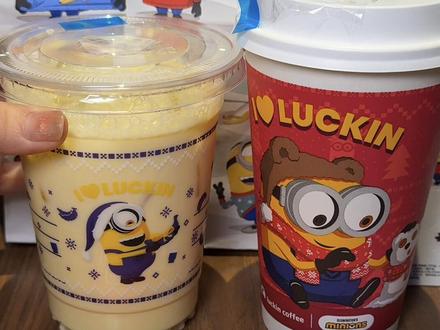 瑞幸新品!香蕉丝绒撞奶真的也太好喝了呜呜呜#瑞幸联名小黄人
#小黄人的巴拿拿
#巴拿拿拿铁
#香蕉丝绒撞奶
#本周的快乐是小黄人给的