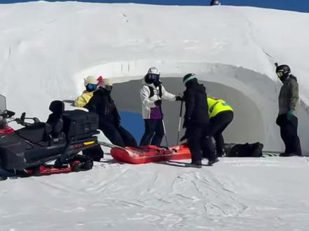 救援:要不我带一个骨科团队住洞里呢???
骨科:这个雪你们非滑不可???
雪友:我兄弟带着吊瓶钢板上雪道呢(求夸)
#滑雪的尽头是骨科 #滑雪 #滑雪vlog #骨科