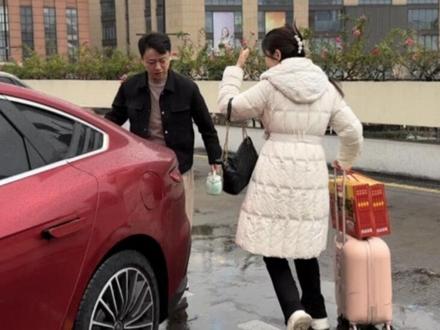 以前觉得“报喜不报忧”是懂事。
今天才知道,它是妈妈头上缝了五针,却要等我安全到站才告诉。远嫁的女儿,或是漂泊的游子,大概都有这种软肋:最怕家人需要时,自己不在身边。说不出的难过,被婆婆一碗热气腾腾的手擀面稳稳接住。
生活总有下一场奔波,峰哥转身又出了差。我想好好生活,就是对他们最好的报答。#婚后日常#杭漂#婆媳#家的牵挂#真实生活分享计划 @抖音小助手 @抖音创作小助手