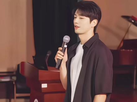 被这个扔话筒帅到了!!
#再见十八班 #宋宸