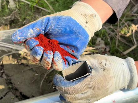 自制“AK47”款烟枪灭鼠,遭网络圣人攻击,气得小伙:直呼灭光光#抓老鼠 #乡村军仔 #军仔抓老鼠 #驱鼠