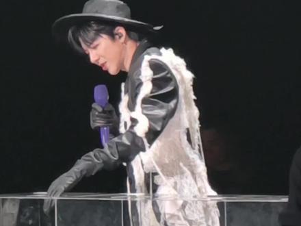 笑死了,今晚抽奖赠票环节,抽中的都是看台。为了证明自己没有舍不得赠内场票,老大急眼了,哈哈哈。力证清白的样子太可爱了#刘宇宁#刘宇宁成都演唱会#刘宇宁2025巡演