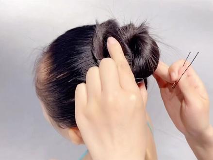 #中国舞盘发#中国舞 #舞蹈生 学起来吧~梳一个漂亮利索干净的盘发~是对自己和舞蹈的尊重,气质一定是先从盘发开始改变。