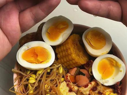 跟着蛋神煮鸡蛋,7分11秒的蛋还是太权威了!!! 7分11秒、8分30秒、9分12秒的水煮蛋,你们更爱哪一种?#跟着蛋神煮鸡蛋 #爱吃蛋 #我也吃上9分12秒完美煮鸡蛋了 #我在抖音刷到煮鸡蛋神了 #美食