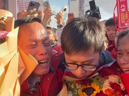 #梁志辉今天回家了
苦寻儿子30年的梁爸这一刻放声大哭#梁志辉回家 #梁志辉与父母团聚