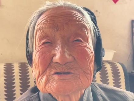 奶奶永远99大家都能活到99 大年初一,奶奶说她过年不吃包子不喝酒永远99,祝愿大家都能活到99#过年#奶奶#百岁奶奶