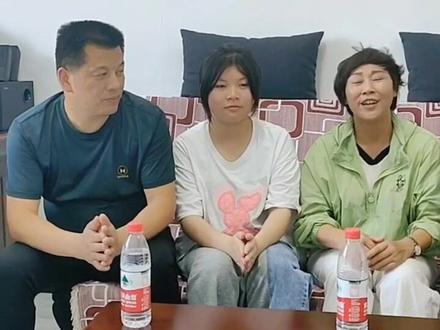 大冶六中特困生余可欣艰难求学获学校高考第一感动城乡,今日余可欣母亲余菲为爱心人士演唱《感恩的人》,表达母女将来回报社会的决心。