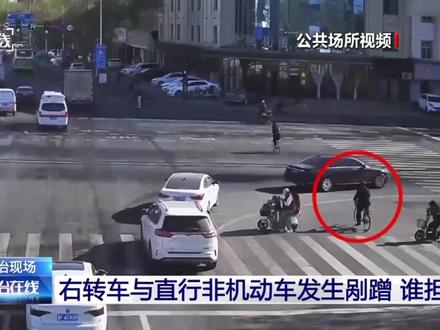 【小改造,大安全!#保定这个路口车道互换了 】#右转不礼让直行负全责 在河北保定一十字路口,贾某驾驶白色小客车右转时,与直行的樊某某自行车相撞,致樊某某受伤。交警认定,右转车未礼让直行非机动车是主因,负全责。为降低此类事故,保定交管针对繁忙的东风路与朝阳大街交叉口改造,调换右转车道与非机动车道位置,减少交织冲突,保障出行安全。#媒体精选计划