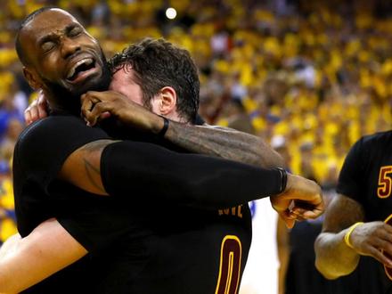 詹姆斯和欧文谁更强?谁是骑士拿下队史第一冠的最大功臣? #詹姆斯 #欧文 #NBA #篮球 #dou是球评人