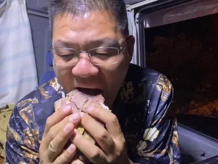来自#父亲 的关心!一口#牛肉一口奶,#2020年最得劲的一顿饭
